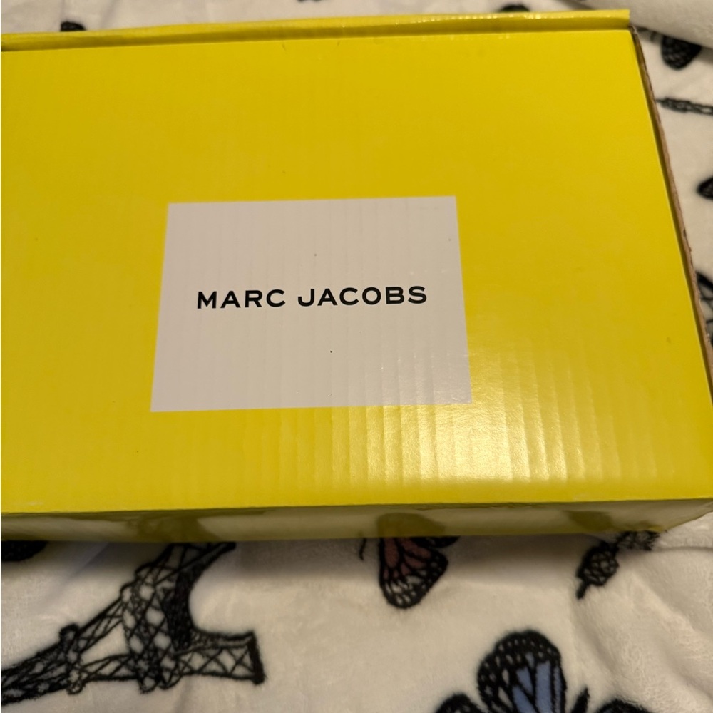 Marc Jacobs Vibrant Yellow Box